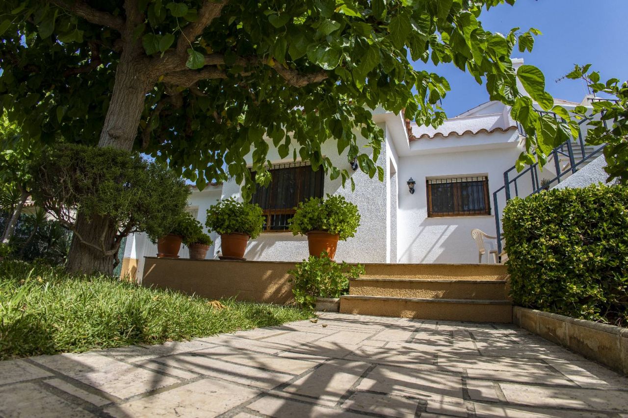 Chalet Les Olles. Rent of houses and villas in Riumar, Deltebre, the Ebro Delta - 0